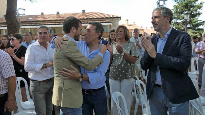 Pablo Casado saluda a Antolín Sanz, expresidente del PP de Ávila.