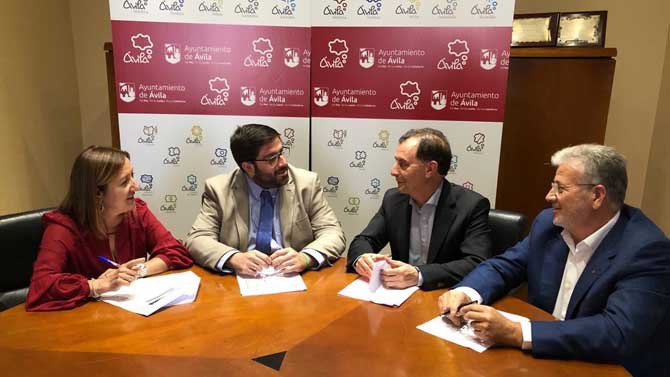 La alcaldesa de Madrigal con los regidores de &Aacute;vila y Ar&eacute;valo, y el teniente de alcalde arevalense.