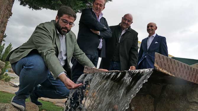 El alcalde en el vertido de agua de la depuradora al Adaja.