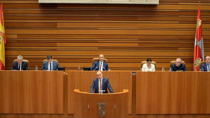 El Procurador del Común presenta su informe en las Cortes.