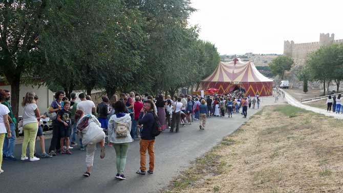 P&uacute;blico a la entrada a la carpa del Atrio de San Isidro.