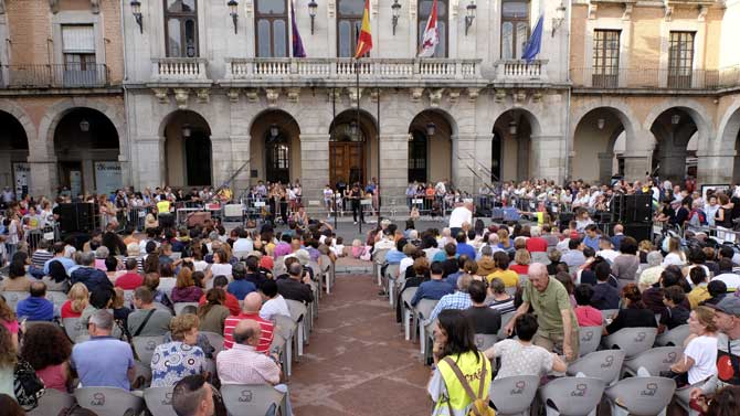 Público en un espectáculo de Cir&Co en el Mercado Chico.