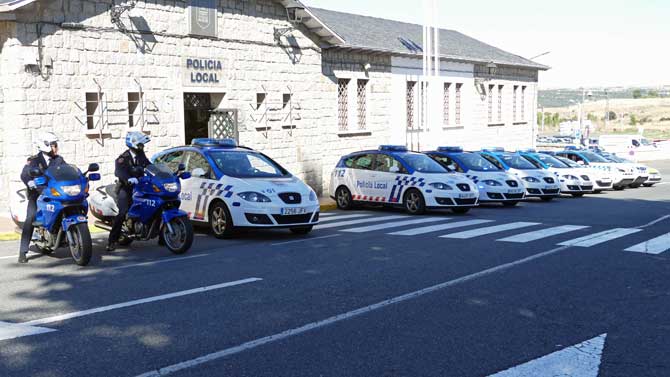 Efectivos de la Policía Local ante su cuartel.