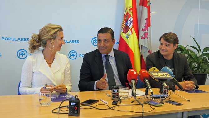 Alicia García, Carlos García y David Beltrán en rueda de prensa.