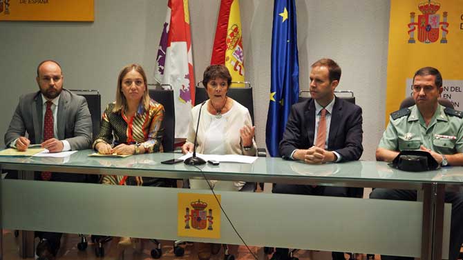 La delegada del Gobierno presenta la campa&ntilde;a del uso del cintur&oacute;n de seguridad.