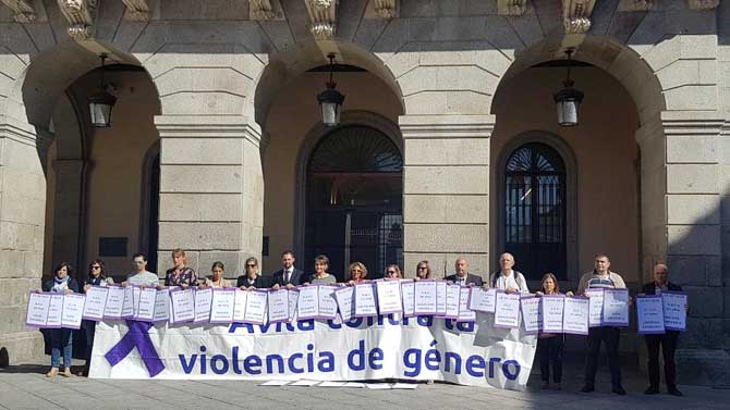 Concentraci&oacute;n contra la violencia de g&eacute;nero ante el Ayuntamiento de &Aacute;vila.