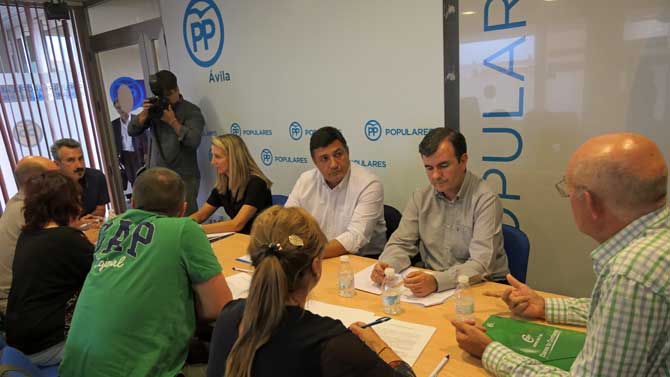 Carlos García en una reunión con funcionarios de prisiones.