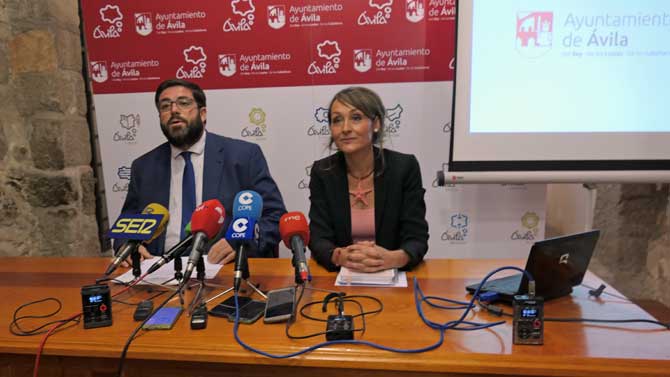 El alcalde y la teniente de alcalde de Hacienda, Ángela García.