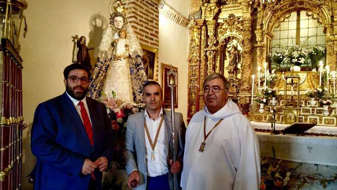 El alcalde en la ermita de Nuestra Señora de la Cabeza.