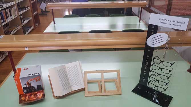 Tapones, atriles y gafas en la Biblioteca de El Barco.