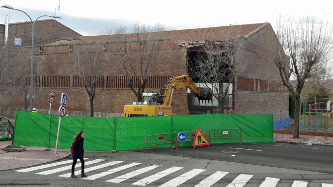Derribo de la antigua piscina cubierta en enero de 2018.
