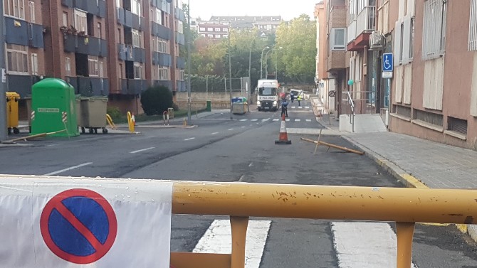 Operación asfalto en la calle Virgen de la Portería, el martes.