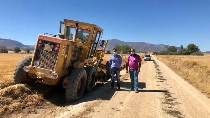 Trabajos en caminos del Valle Amblés para evitar topillos.