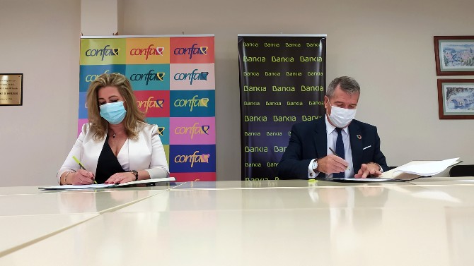 Firma del convenio entre Lola Peñas y Juan Saborido.