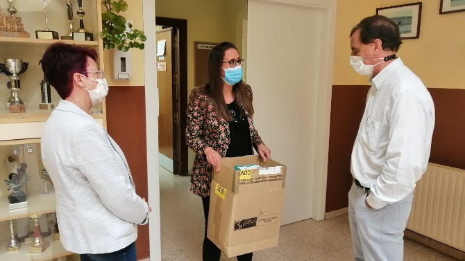 El alcalde entrega mascarillas a los colegios públicos de la localidad.