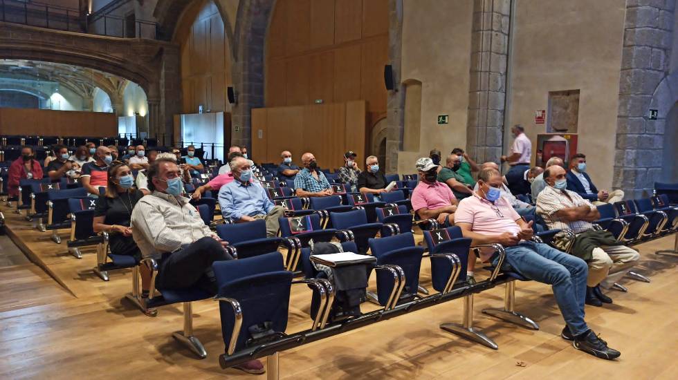 Asamblea de ganaderos afectados por el incendio de Navalacruz.