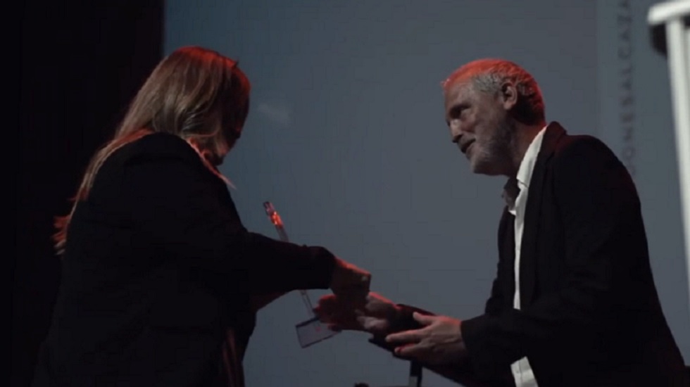 Jordi Rebellón entregando el premio a Carlota Corredera en los Galardones La Alcazaba