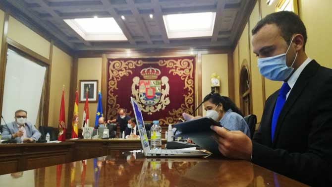 Alberto Encinar en un pleno de la Diputación.