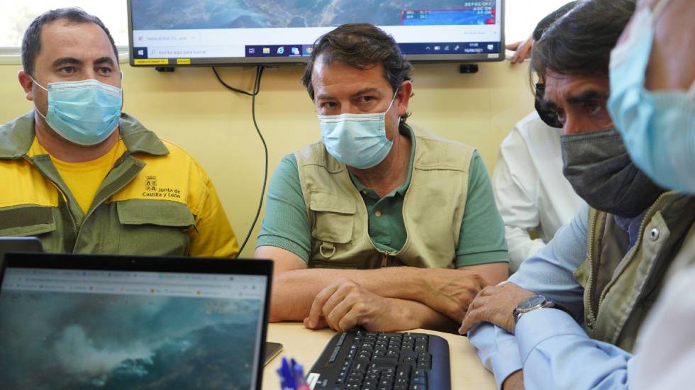 Mañueco en su visita al Puesto de Manzo Avanzado del incendio de Navalacruz en agosto.
