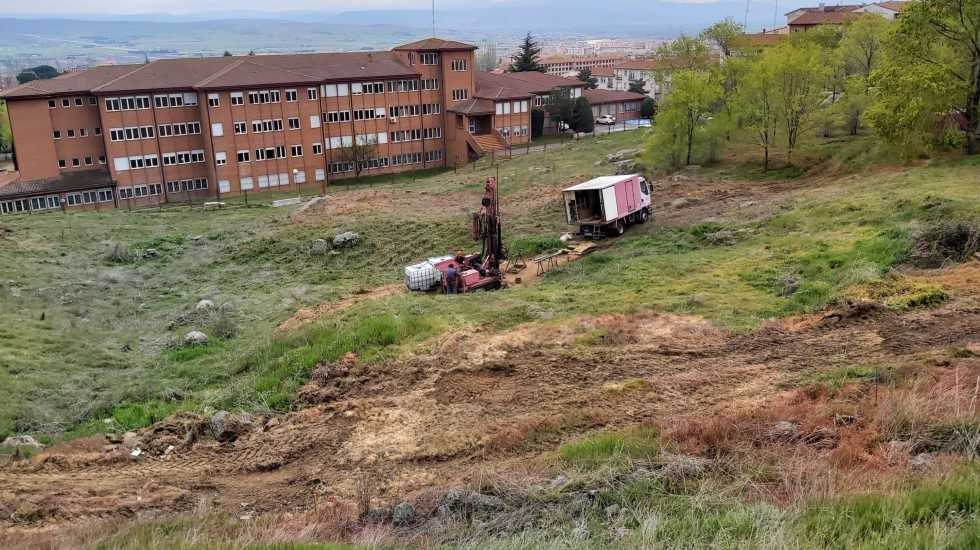 Trabajos topográficos en 2021 en la zona donde se levantará la residencia, en el Campo del Habanero.