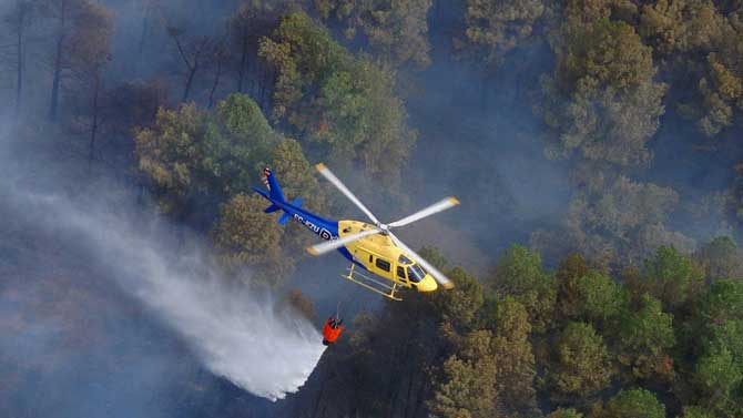 Imagen de archivo de un helicóptero en un incendio.