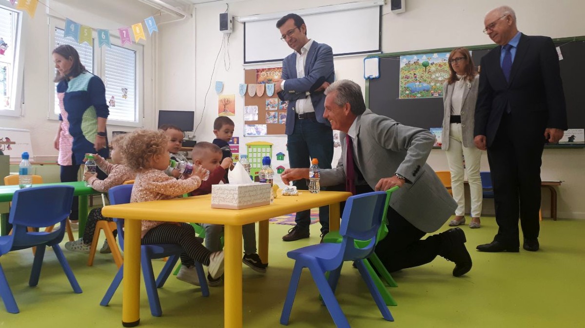 Visita del delegado de la Junta al CEIP Santo Tomás.