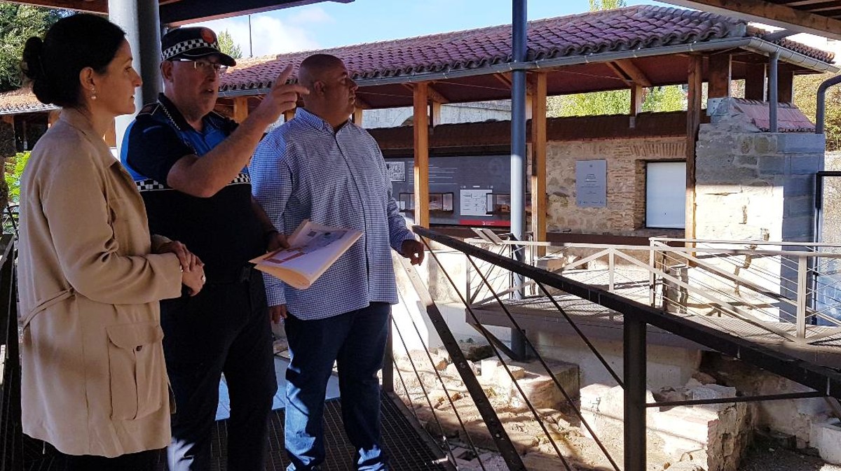 Responsables municipales en las tenerías de San Segundo.