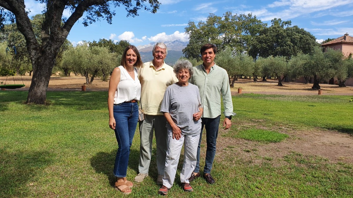 El exprimer ministro británico John Major, con el alcalde en Candeleda.