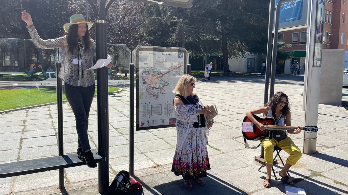 Poetas recitando en la parada de Santa Ana.