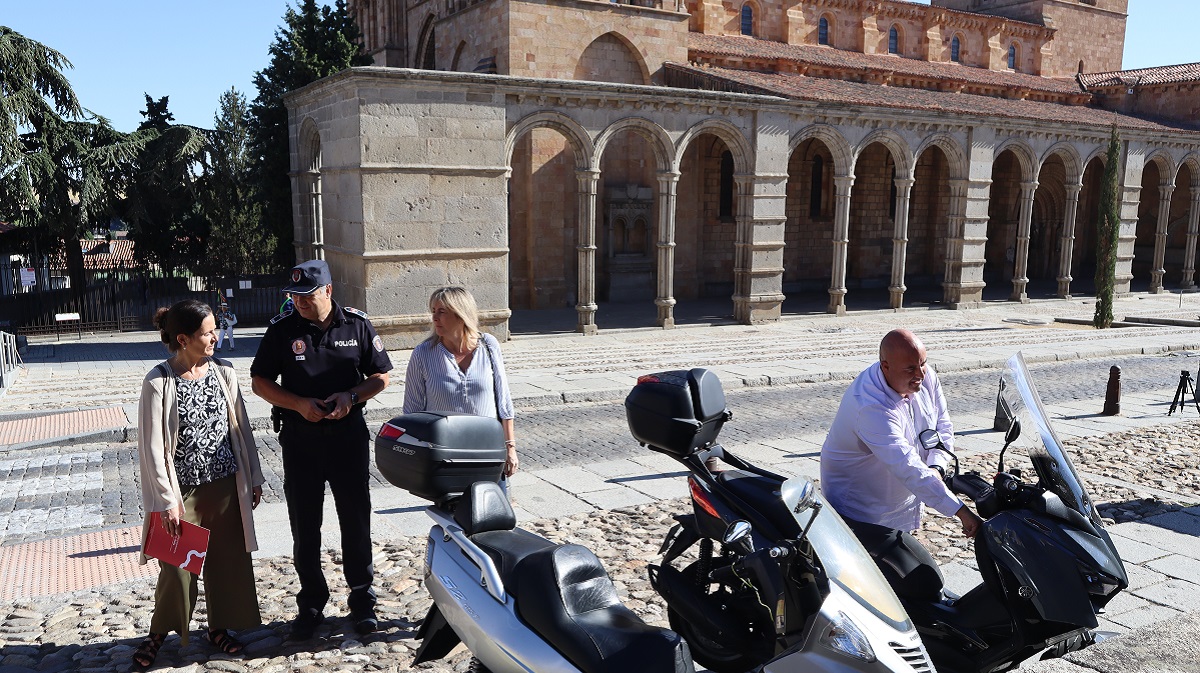 Aparcamientos temporales de motocicletas.