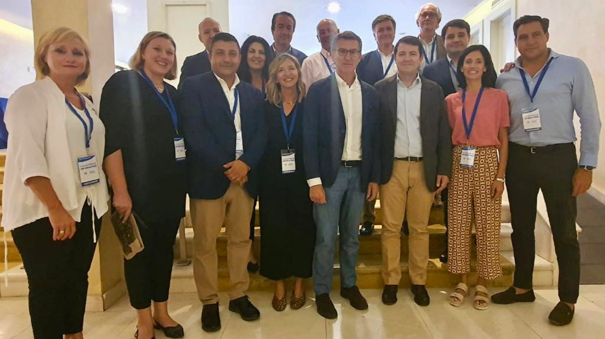 Feijóo con representantes de Ávila y algunos de Castilla y León en la XXV Interparlamentaria del PP.