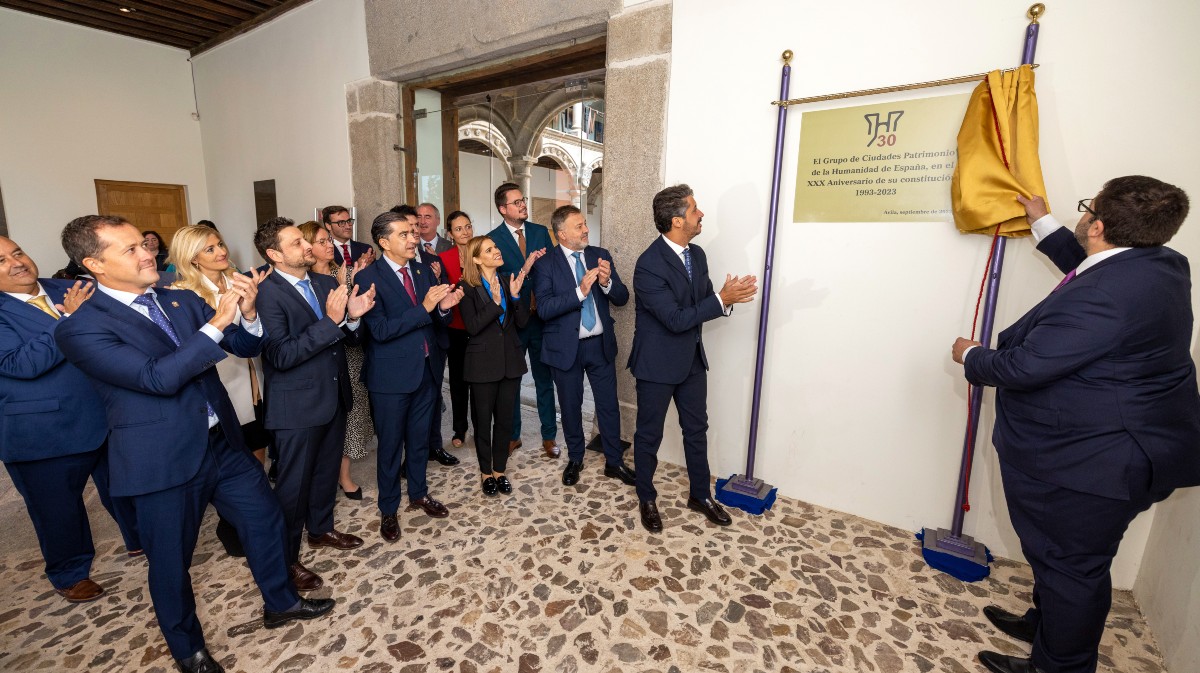 Descubrimientio de una placa por los 30 años dfel Grupo de Ciudades Patrimonio de la Humanidad.