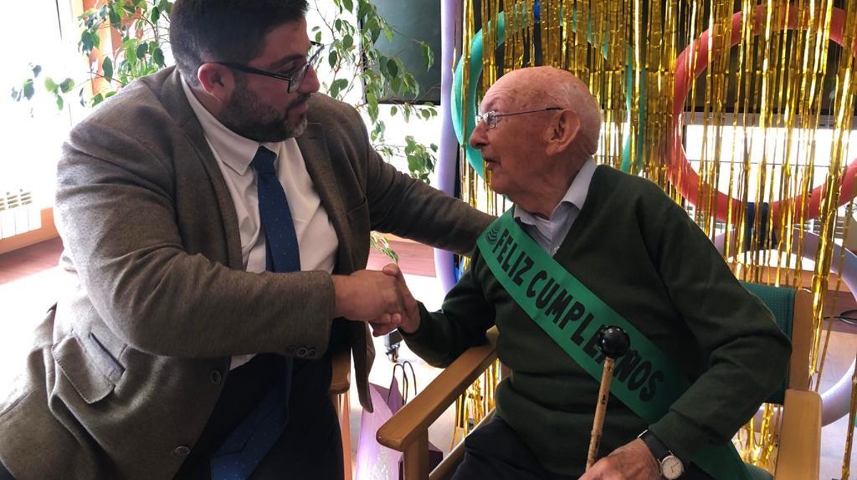 El alcalde de Ávila, Jesús Manuel Sánchez Cabrera, felicita por su 100 cumpleaños a Andrés Blázquez.