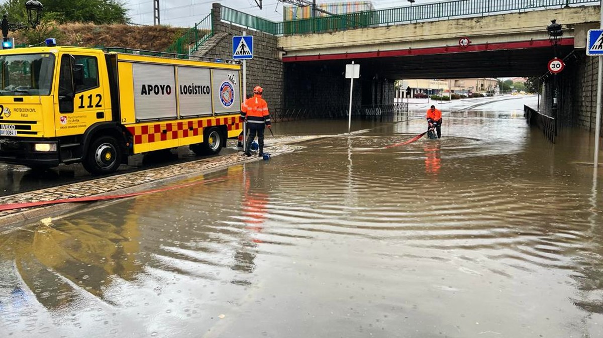 Inundación del puente de la estación. Foto: @EmergenciaAvila.