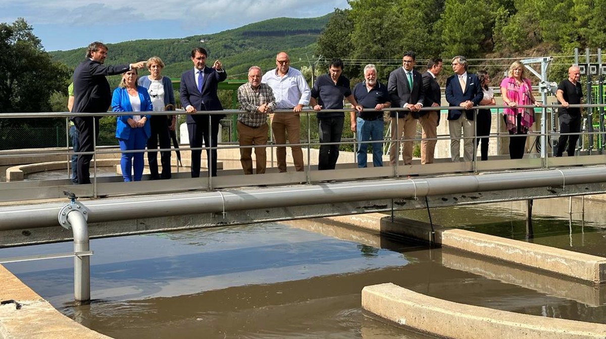 El consejero de Medio Ambiente en la depuradora de Mombeltrán.