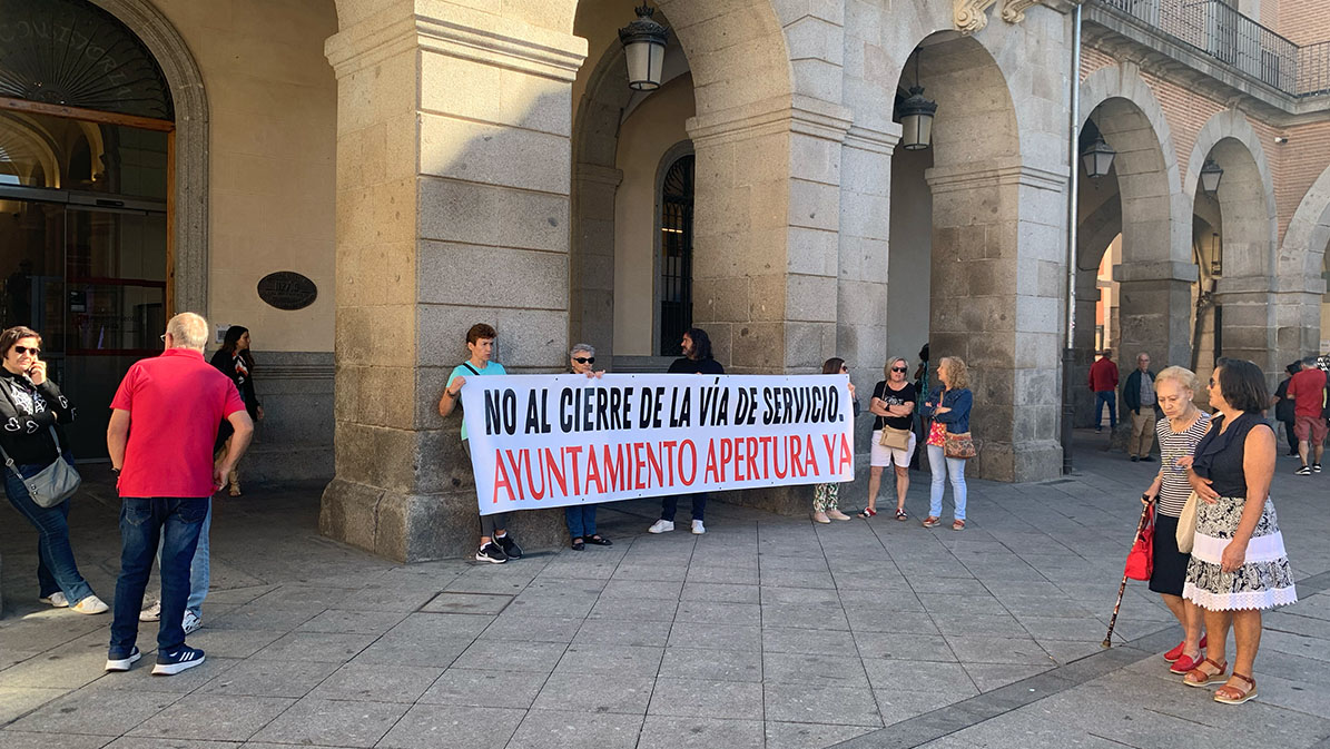Vecinos se concentran en las puertas del Ayuntamiento de Ávila en contra del carril bici