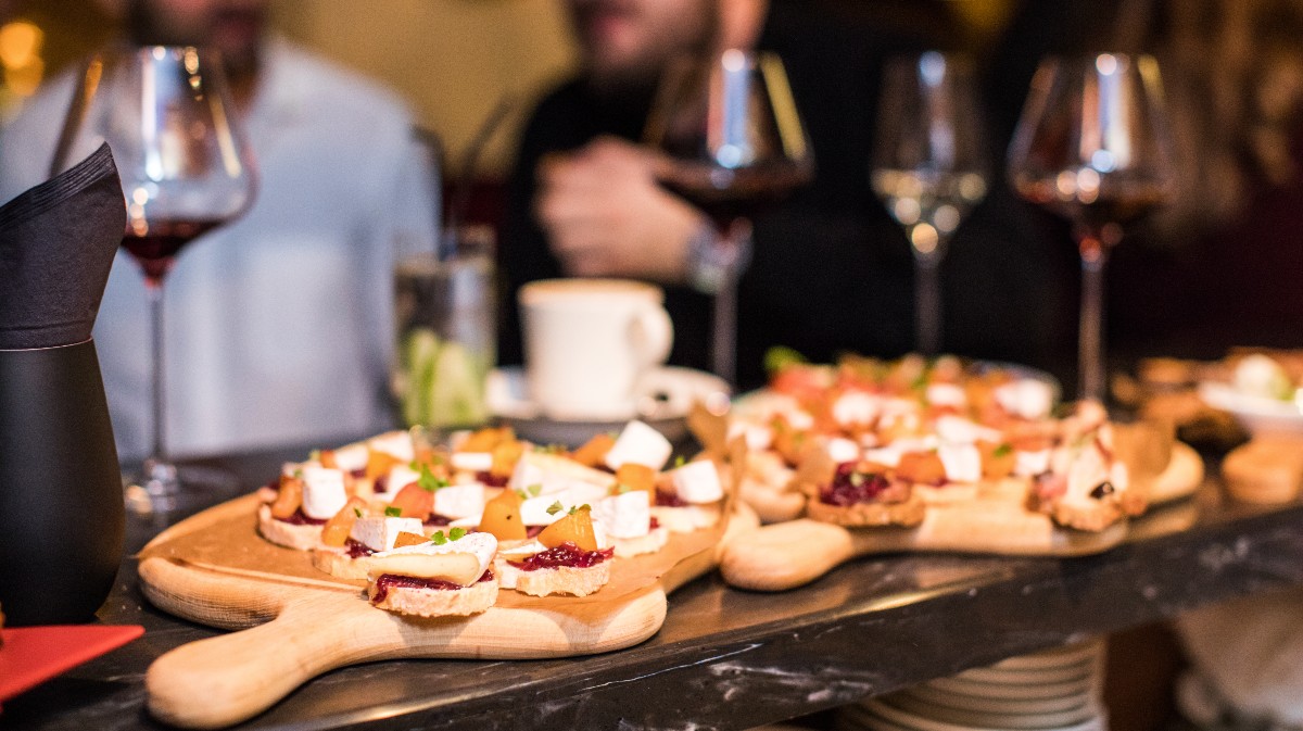 Imagen de aperitivos en un bar.