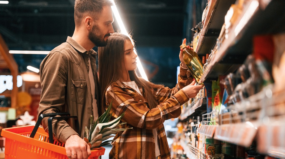 Imagen de archivo de una pareja en un supermercado.