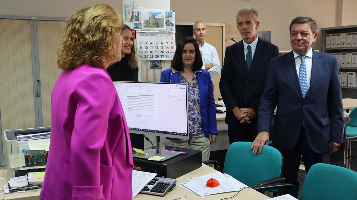 Autoridades visitando la Oficina Territorial de Trabajo de Ávila