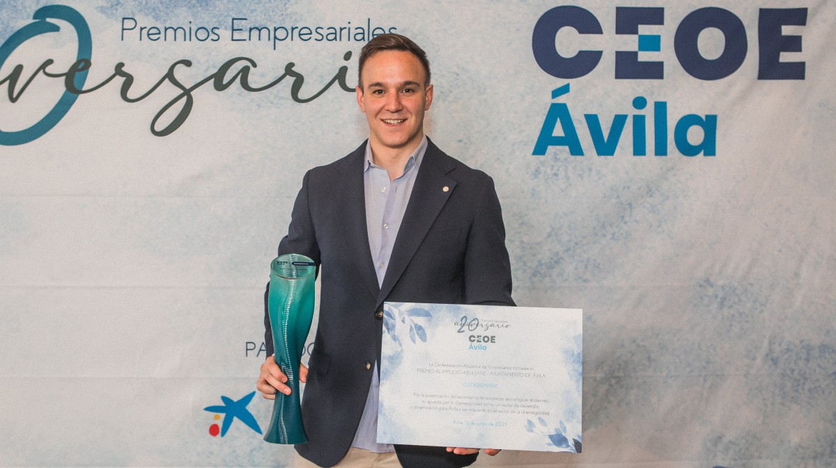 Jorge Herráez al recoger el premio para ClickDefense en los premios de CEOE.