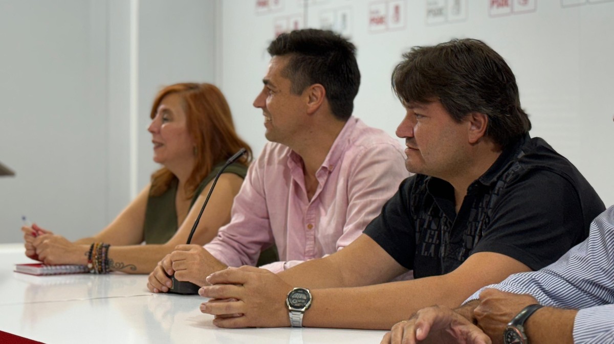Iván Zazo (derecha), en la reunión de la ejecutiva provincial y de la capital del PSOE.