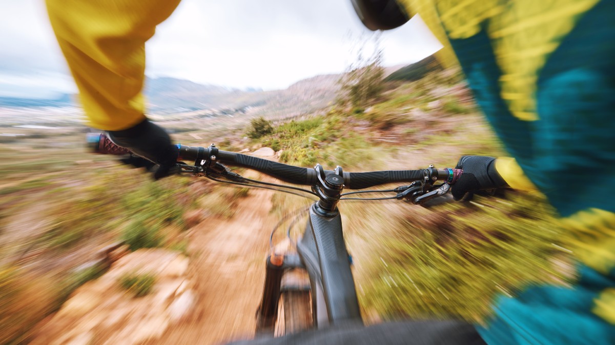 Un deportista a bordo de una bicicleta de montaña.