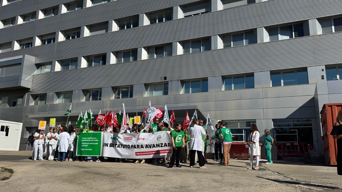 Profesionales sanitarios se concentran para exigir mejoras laborales