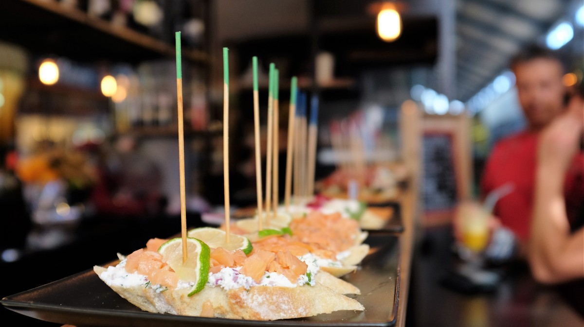 Aperitivos en la barra de un bar.