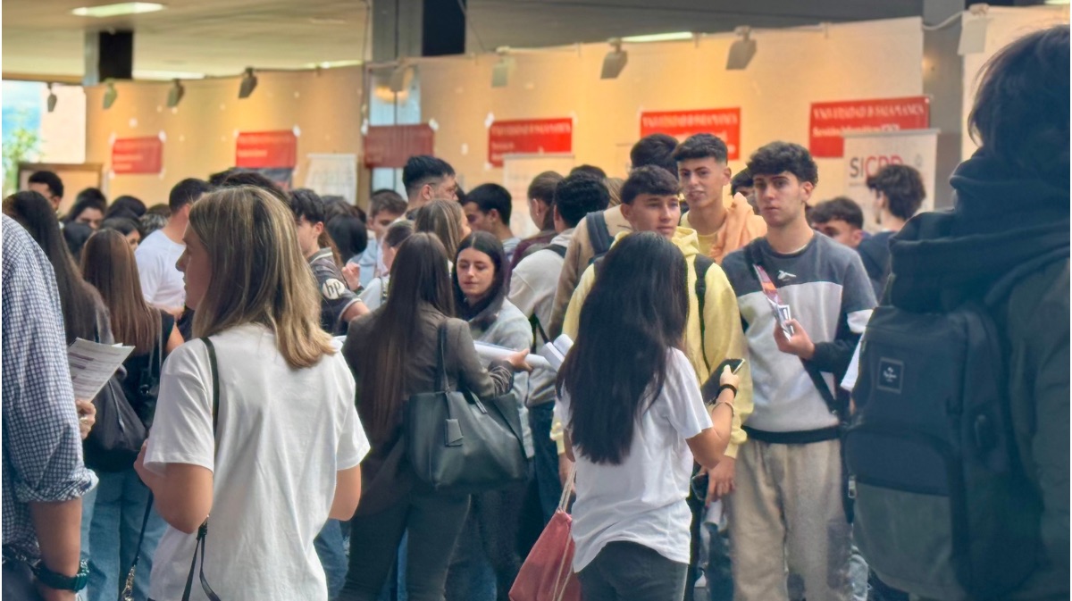 Feria de bienvenida en la USAL