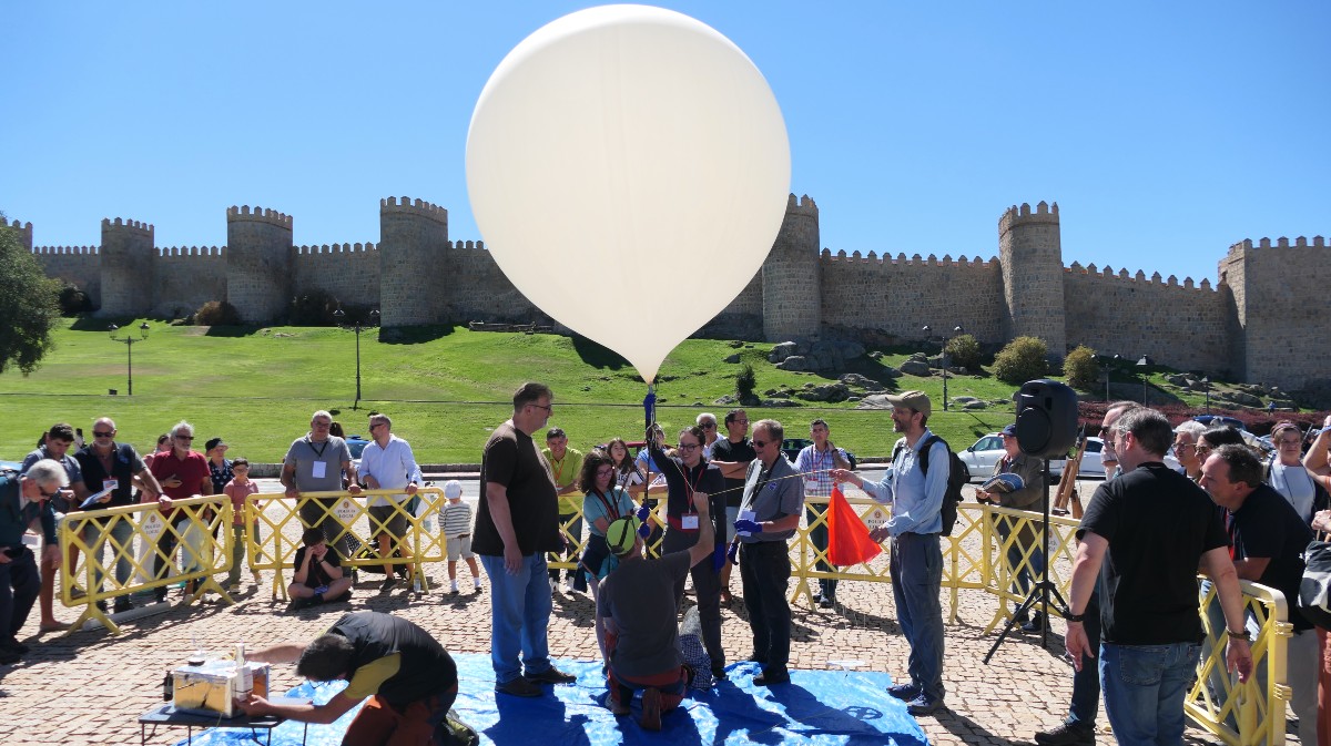 Lanzamiento del globo sonda Magu desde &Aacute;vila.