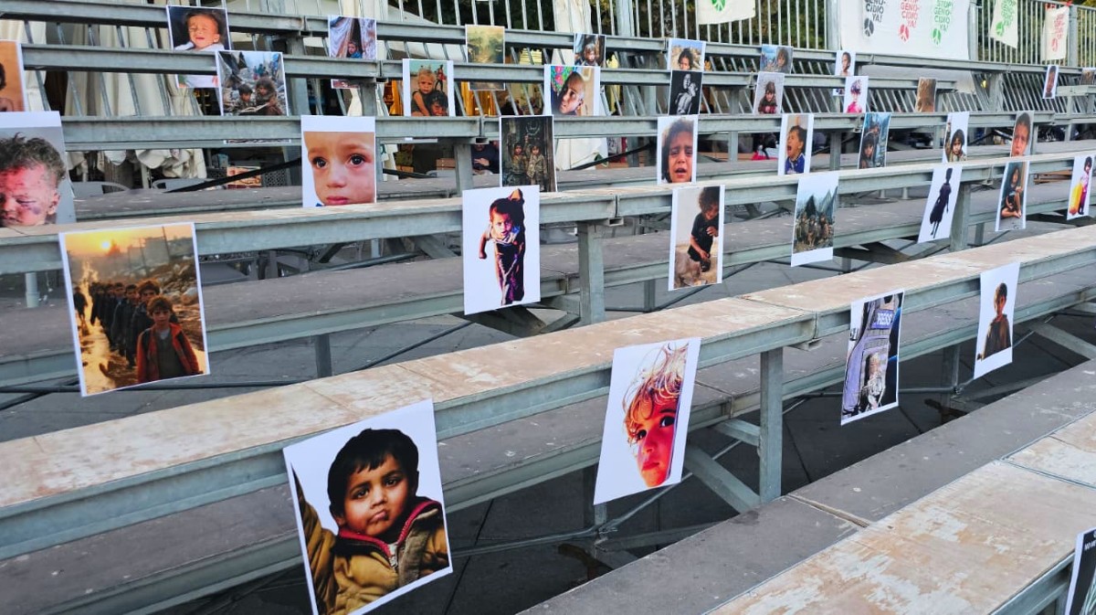 Simbólica ofrenda floral por las víctimas del genocidio en Gaza.