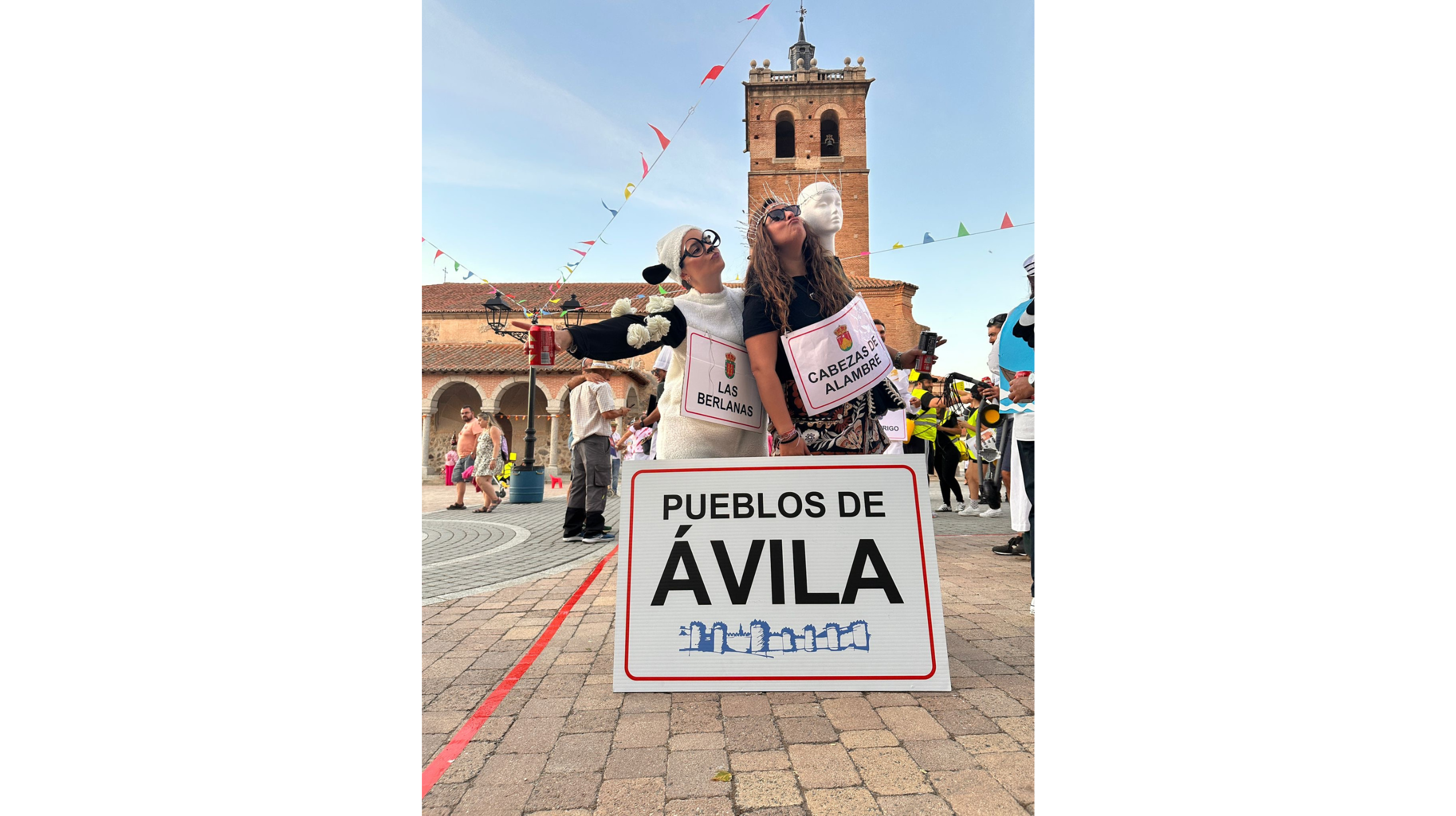 Adela Zurdo y Clara Casanova disfrazadas de Las Berlanas y Cabezas de Alambre