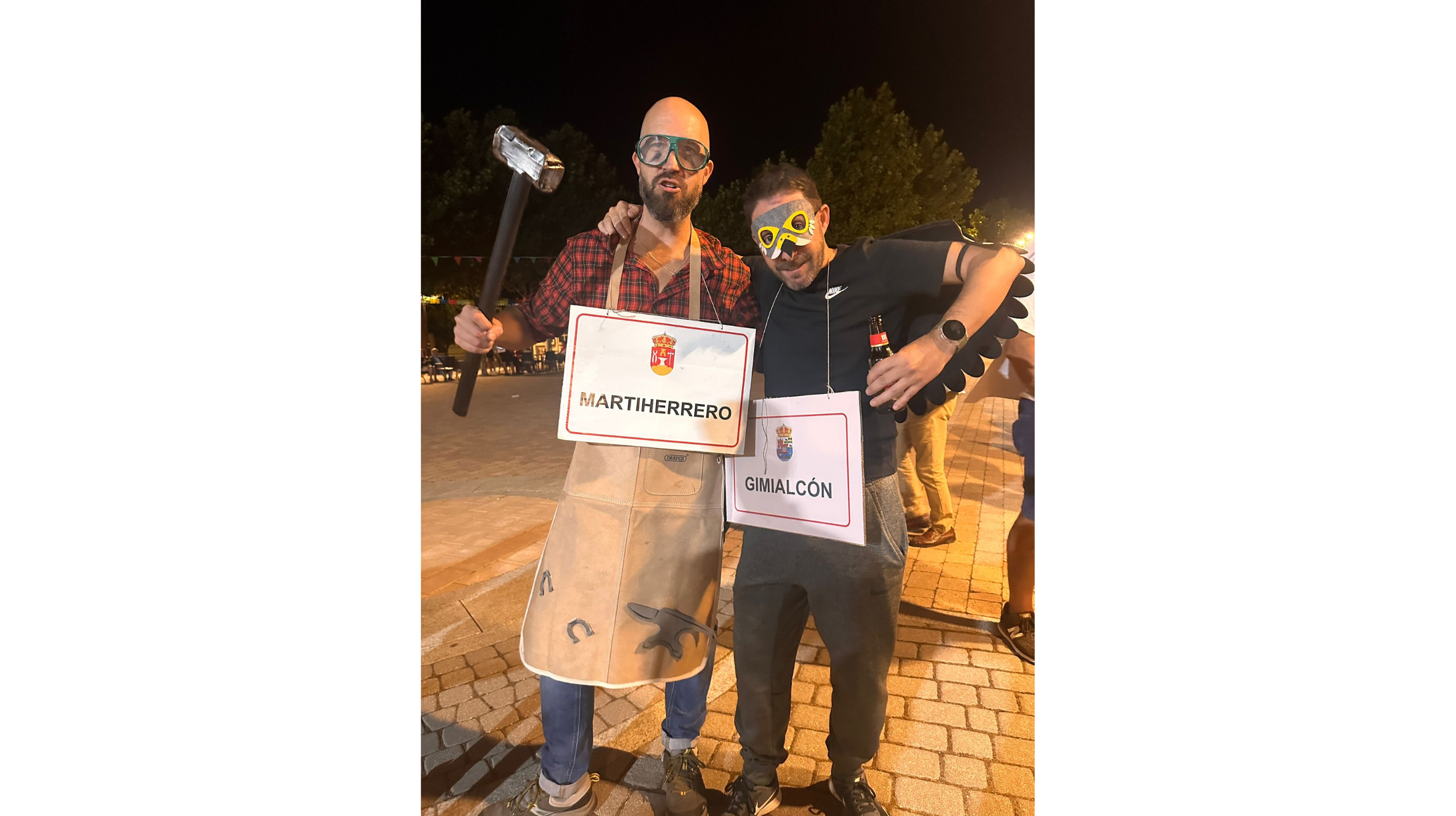 Adrián y Jini disfrazados de Martiherrero y Gimialcon