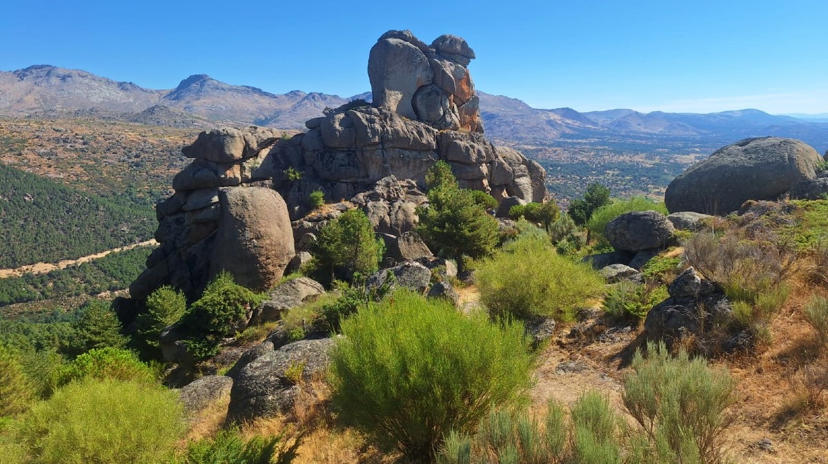 Peña de la Mora en Navatalgordo.